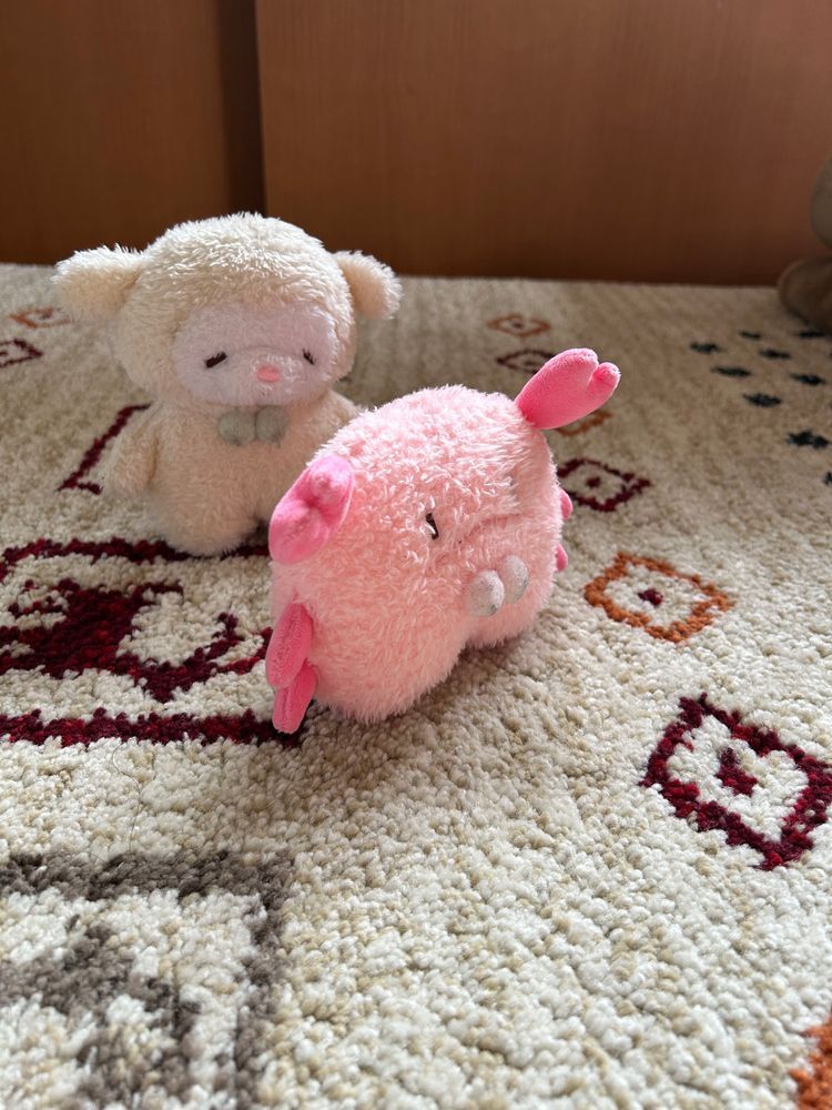 ちょきたんです。かにです🦀
『ちょ〜きったん✂️』って普段はご挨拶します。だけど、興奮すると、『ちょ✂️ちょ✂️ちょ✂️ちょきた〜〜んッッ‼️✂️✂️✂️』っていって自慢のハサミ✂️をたくさんチョキチョキします。おっとり屋さんと荒ぶる一面も併せ持ってます。
ちょきたんが何かを察知しました。
一気に飛び乗った先には…ぴーしゃんとぺくちゃんです。
かにぱん食べようとしてたので、やっつけられました。
ぴーしゃんの供述では、かにぱんが夏休み終えて帰ってきたから、おかえり会をしていたそうです。