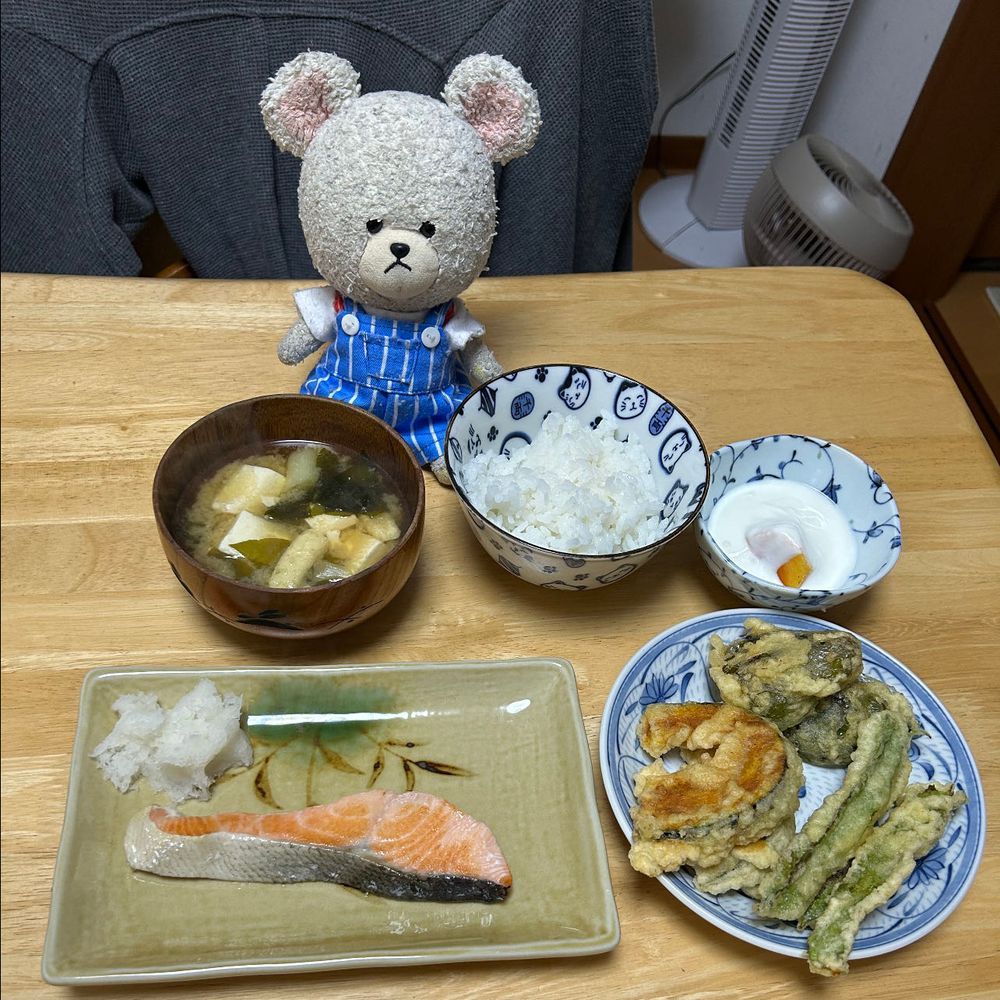 秋の味覚🍂
うにぼん大好きぶどう🍇
ロロが大好きな柿❣️
ルルが大好きなりんご🍎
ちっくんまろんちゃんは只今ケンカ中…
足まで使ったって文句言うちっくんに、手が短いから仕方ないと開き直るまろんちゃん…ʅ（◞‿◟）ʃ
この前、ＪＡにてまたいろいろお買い物👛
四角豆の天ぷら再び🤤
実はハマってて、来年苗を見つけたら育てたい‼️🐻‍❄️
スーパーで買った秋鮭も塩焼きで✨
はぁ〜秋って美味しい😋