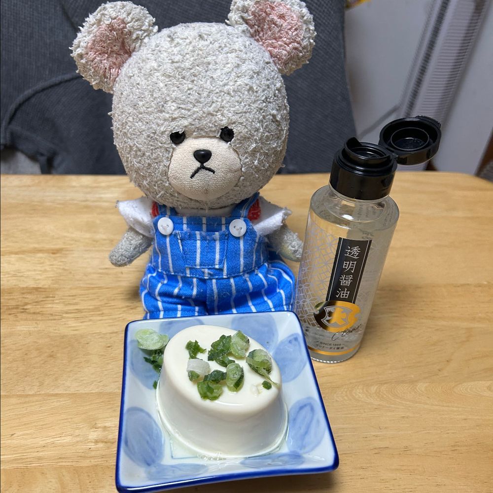 我が家のじっくりコトコト大集合👏👏
えっ？濃醇海老のビスクはどうしたって？ぴーしゃん海老は固形物以外好んで食べない性質なの🐻‍❄️🦐
ど〜れ〜にしようかな〜👆🎶
旨深クラムチャウダー風🥣
スパムおむすびと、一緒に〜🍙
アサリ味が濃い👍普通に立派なクラムチャウダーだよね🐻‍❄️✨
また変わりものに手を出してしまった…
好奇心止められなかったんだよ〜🤣
透明醤油だって‼️
ほんと透明👀💦
お豆腐にかけて…
これすでにかけてあるのに、この状態🫢
食べるとホントに醤油❣️すご〜😍