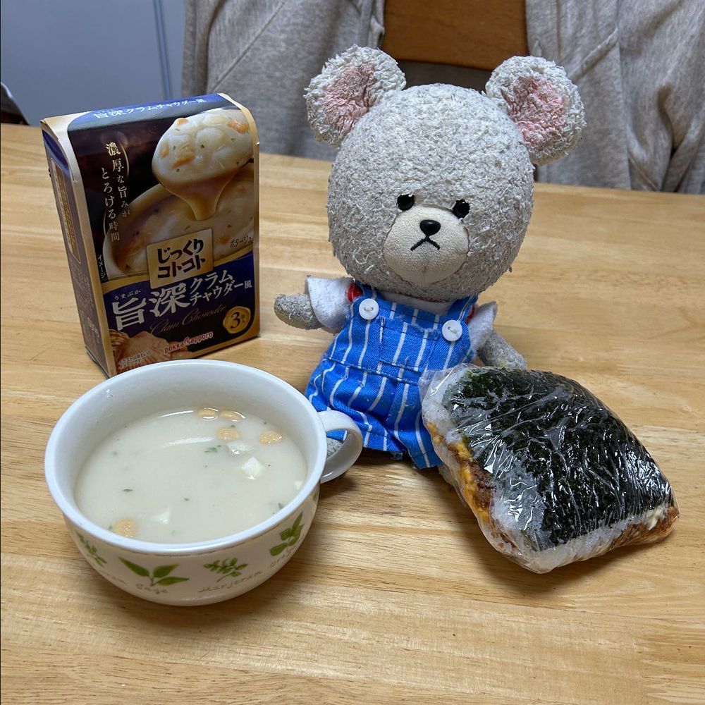 我が家のじっくりコトコト大集合👏👏
えっ？濃醇海老のビスクはどうしたって？ぴーしゃん海老は固形物以外好んで食べない性質なの🐻‍❄️🦐
ど〜れ〜にしようかな〜👆🎶
旨深クラムチャウダー風🥣
スパムおむすびと、一緒に〜🍙
アサリ味が濃い👍普通に立派なクラムチャウダーだよね🐻‍❄️✨
また変わりものに手を出してしまった…
好奇心止められなかったんだよ〜🤣
透明醤油だって‼️
ほんと透明👀💦
お豆腐にかけて…
これすでにかけてあるのに、この状態🫢
食べるとホントに醤油❣️すご〜😍