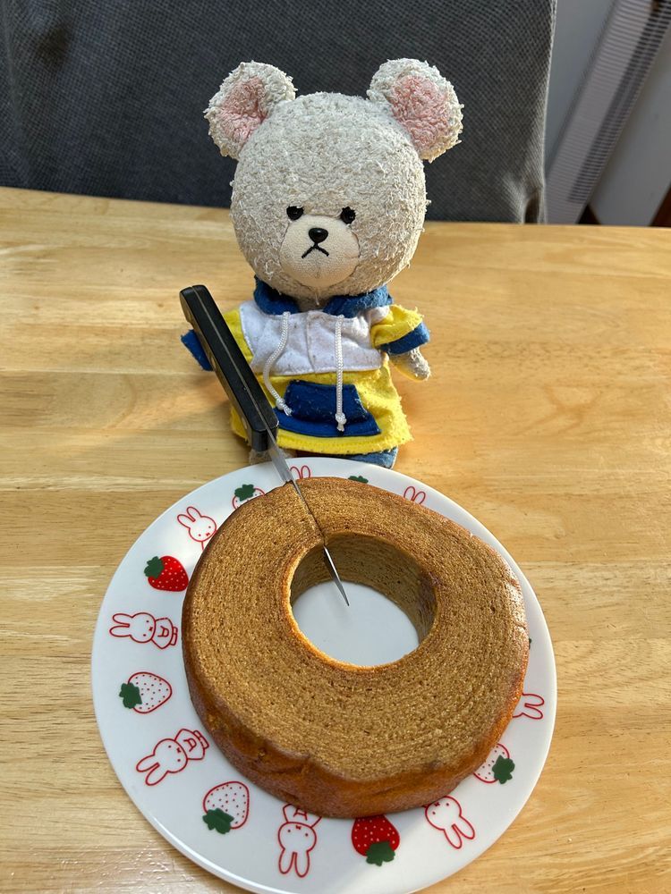 キャラメルコーヒーバウムクーヘンなの✨
開封音とカットするガチャガチャ音を聞きつけて、きっと来る‼️

きたーーーッッ‼️
ピッタリ８切れ分のぬい集合🧸
えっ？ぺくちゃん…コーヒーの上に座ってるよ☕️すまし顔で待ってる場合じゃないって🐻‍❄️💦
・・・だれひとり気にも留めていないし😳