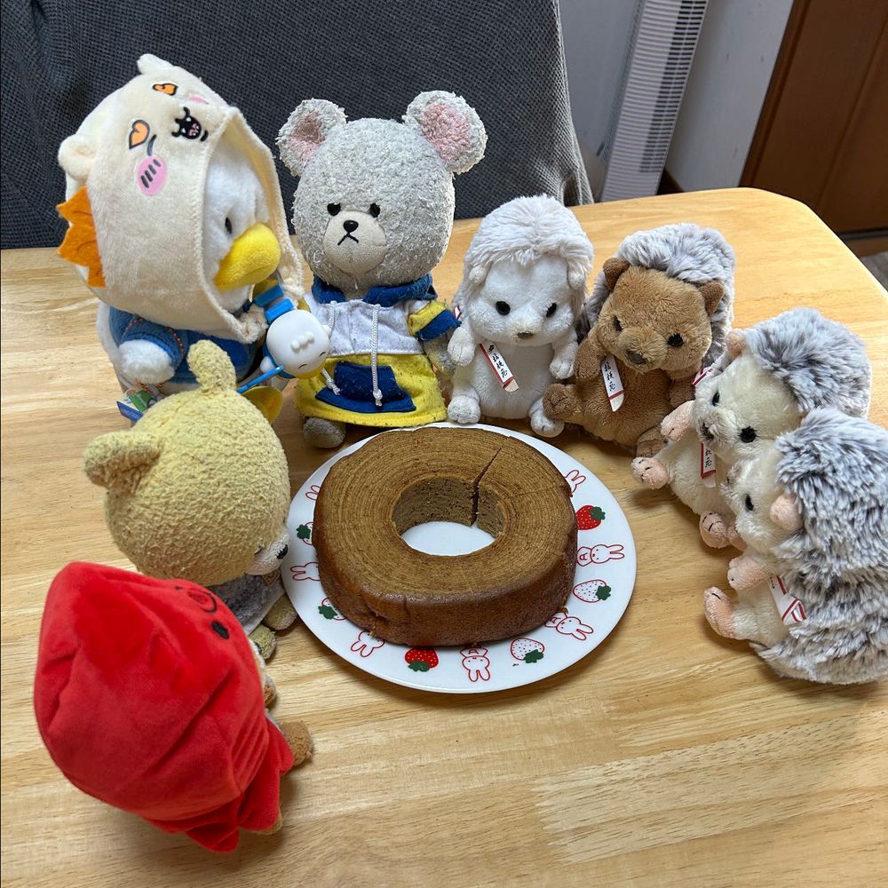 キャラメルコーヒーバウムクーヘンなの✨
開封音とカットするガチャガチャ音を聞きつけて、きっと来る‼️

きたーーーッッ‼️
ピッタリ８切れ分のぬい集合🧸
えっ？ぺくちゃん…コーヒーの上に座ってるよ☕️すまし顔で待ってる場合じゃないって🐻‍❄️💦
・・・だれひとり気にも留めていないし😳