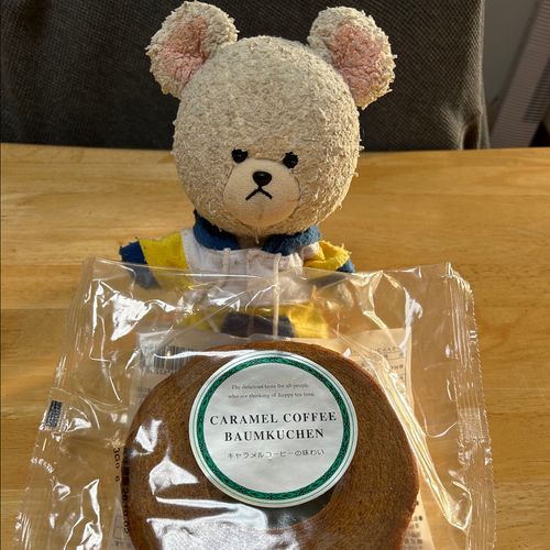 キャラメルコーヒーバウムクーヘンなの✨
開封音とカットするガチャガチャ音を聞きつけて、きっと来る‼️

きたーーーッッ‼️
ピッタリ８切れ分のぬい集合🧸
えっ？ぺくちゃん…コーヒーの上に座ってるよ☕️すまし顔で待ってる場合じゃないって🐻‍❄️💦
・・・だれひとり気にも留めていないし😳
