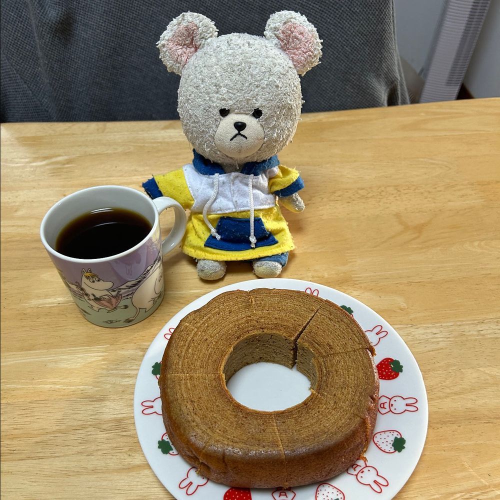 キャラメルコーヒーバウムクーヘンなの✨
開封音とカットするガチャガチャ音を聞きつけて、きっと来る‼️

きたーーーッッ‼️
ピッタリ８切れ分のぬい集合🧸
えっ？ぺくちゃん…コーヒーの上に座ってるよ☕️すまし顔で待ってる場合じゃないって🐻‍❄️💦
・・・だれひとり気にも留めていないし😳