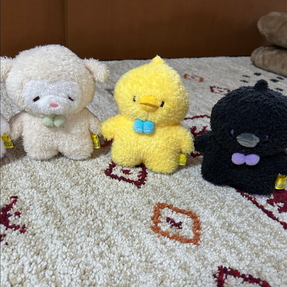 水色の子ぺんたん、ぺんぎんです。🐧
白い子しろたん、おばけです。👻
黄色い子ひよたん、ひよこです。🐥
黒い子かあたん、からすです。🐦‍⬛
全員、頭の上にツンがあります。
くまのルルちゃんが、やきとりーずと呼びます。もしかして、狙われてます。