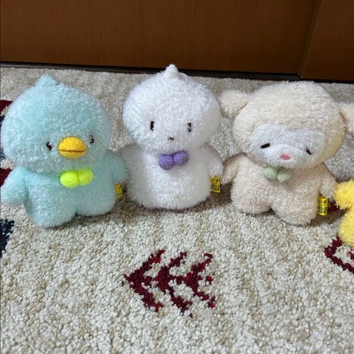 水色の子ぺんたん、ぺんぎんです。🐧
白い子しろたん、おばけです。👻
黄色い子ひよたん、ひよこです。🐥
黒い子かあたん、からすです。🐦‍⬛
全員、頭の上にツンがあります。
くまのルルちゃんが、やきとりーずと呼びます。もしかして、狙われてます。