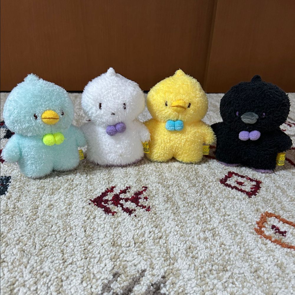 水色の子ぺんたん、ぺんぎんです。🐧
白い子しろたん、おばけです。👻
黄色い子ひよたん、ひよこです。🐥
黒い子かあたん、からすです。🐦‍⬛
全員、頭の上にツンがあります。
くまのルルちゃんが、やきとりーずと呼びます。もしかして、狙われてます。