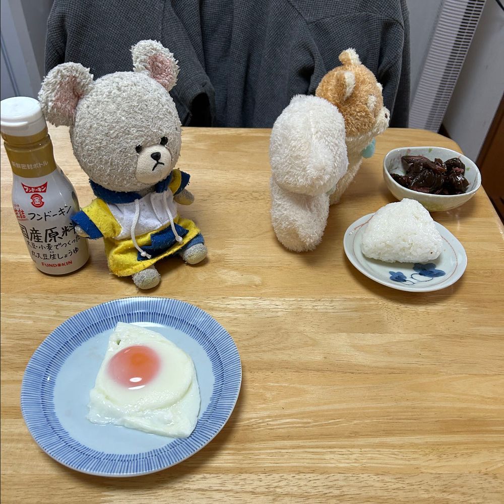 今日はしば漬けで白おむすびを食べよう🍙
あれ？もこたん、しばたんも食べたいの？
🐏🐶いただきます❗️
👀‼️
持って行っちゃった…
お〜い、代わりに何かを〜🥄🐻‍❄️
お家の人に焼いてもらった冷食のピザ🍕ちびブーちゃんも一緒に食べよう🐷
