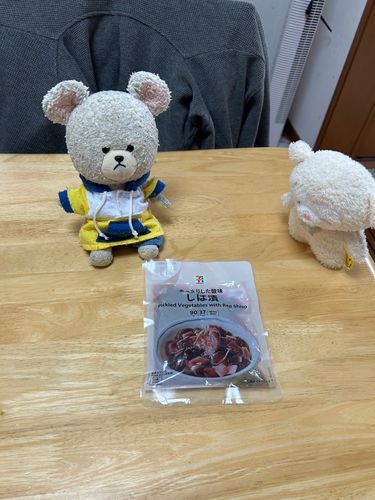 今日はしば漬けで白おむすびを食べよう🍙
あれ？もこたん、しばたんも食べたいの？
🐏🐶いただきます❗️
👀‼️
持って行っちゃった…
お〜い、代わりに何かを〜🥄🐻‍❄️
お家の人に焼いてもらった冷食のピザ🍕ちびブーちゃんも一緒に食べよう🐷