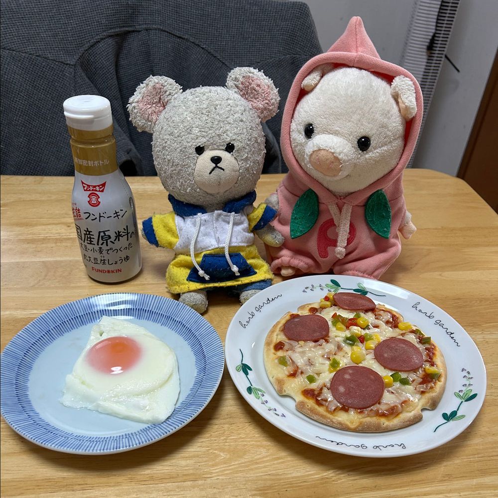 今日はしば漬けで白おむすびを食べよう🍙
あれ？もこたん、しばたんも食べたいの？
🐏🐶いただきます❗️
👀‼️
持って行っちゃった…
お〜い、代わりに何かを〜🥄🐻‍❄️
お家の人に焼いてもらった冷食のピザ🍕ちびブーちゃんも一緒に食べよう🐷