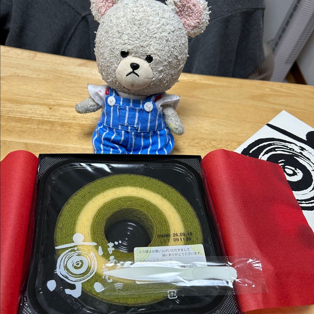 ぴーしゃんがるんるん🎶したのに出し忘れ写真だよ🐻‍❄️
お家の人ね、9月の前半頃お土産もらってきたんだよ〜
京ばあむと月化粧✨
大好物の京ばあむを楽しんだことを思い出して、写真みて余韻に浸ってるの💓
このお菓子って抹茶の良さが本当に活きてるよね〜
おかわりしたい🤤か