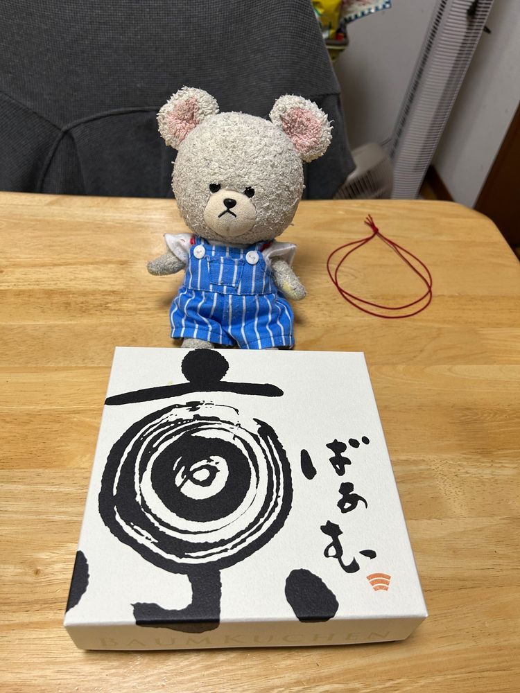 ぴーしゃんがるんるん🎶したのに出し忘れ写真だよ🐻‍❄️
お家の人ね、9月の前半頃お土産もらってきたんだよ〜
京ばあむと月化粧✨
大好物の京ばあむを楽しんだことを思い出して、写真みて余韻に浸ってるの💓
このお菓子って抹茶の良さが本当に活きてるよね〜
おかわりしたい🤤か