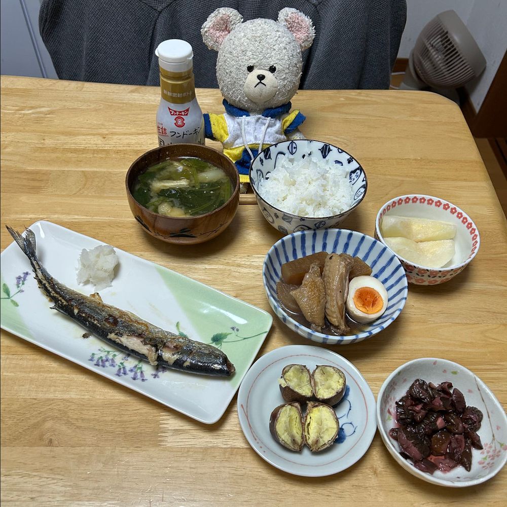 スーパーで見つけた生　ドーナツなの❣️
みんなで分けっこ🔪✨
ミルクホイップ入りで、なんか大満足なお味❤️
さんま2日目
さんまに、栗に、梨に…
食卓が秋だ🍂
二十世紀梨、初めて食べたけど、水分たっぷりシャキシャキ系でほの甘さっぱりで美味しい👍