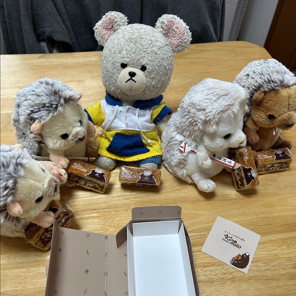 エンガディーナって美味しそうなお菓子買ったの👛
くるみとキャラメルのサンドって絶対的な🤤
オープン✨
くまさんの包みで可愛い😍
アレ？どこかで見たような…
クルミッ子みたいだ👀✨
お味も美味しい😋

みてーーーッッ‼️
ぴーしゃんもポポー🐻‍❄️🎶