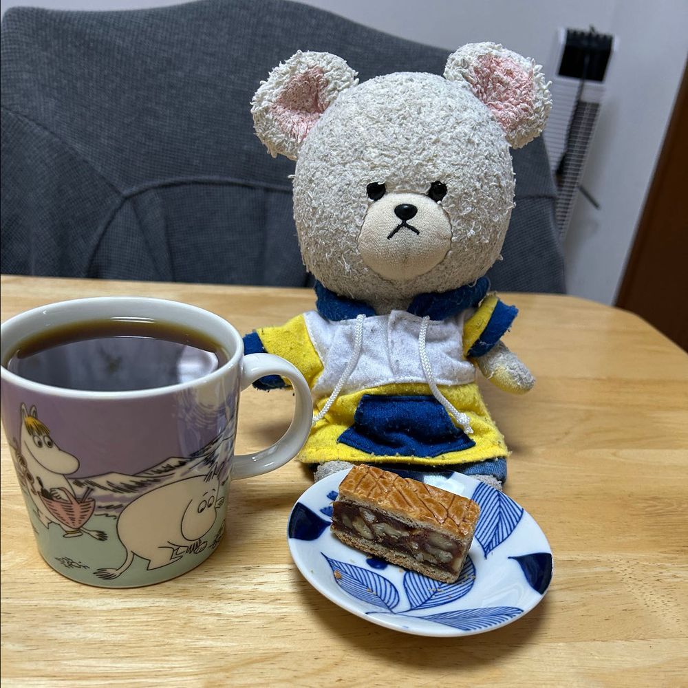 エンガディーナって美味しそうなお菓子買ったの👛
くるみとキャラメルのサンドって絶対的な🤤
オープン✨
くまさんの包みで可愛い😍
アレ？どこかで見たような…
クルミッ子みたいだ👀✨
お味も美味しい😋

みてーーーッッ‼️
ぴーしゃんもポポー🐻‍❄️🎶