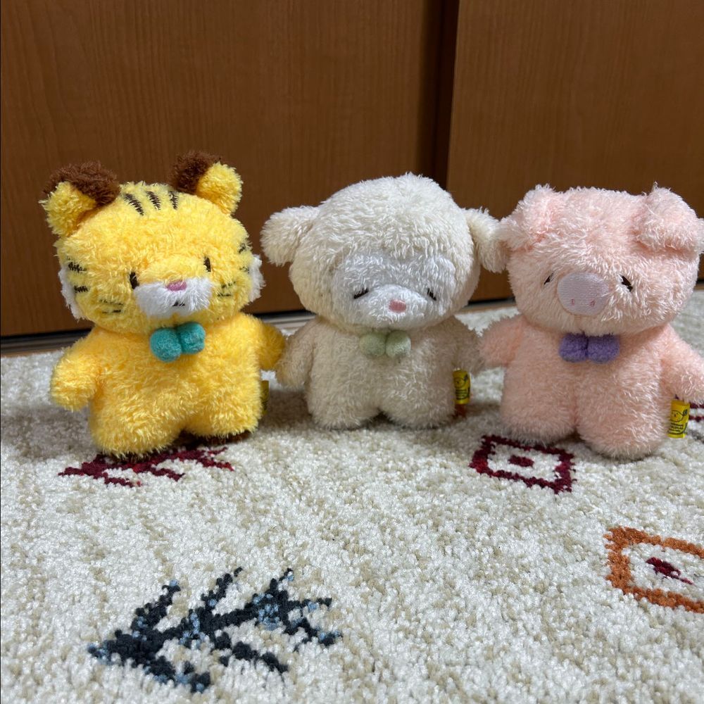 ぴーしゃんがキットカットラテをこっそり楽しもうとしていました。
👀‼️
この子はとらたん、とらです🐯
とらたんの仲良しのぶうたん、ぶたです🐷
キットカットラテにはトラと名前が書いてあります。だから、とらたんのです。
とらたんが交渉しています。
いつもくれるぴーしゃんにお礼の一袋を渡して…よし❗️運ぼう✨
わっしょい♪わっしょい🎶