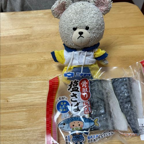 ぴーしゃん、スーパーでね、塩水忍者さば丸に会ったの🐻‍❄️✨
さば丸の忍法とやらを体感しようと思って😋
うん、美味しい👍
今日ゲットした黄色の人参さんといつもの人参さんで2色ツナサラダ〜
３枚目はこの前、銀鮭を楽しんだ日の写真🤤
４枚目、マグロたんまりの日
たまには刺身を堪能したいよね❣️

ぴーしゃん、シロクマだから　お魚大好き〜😍