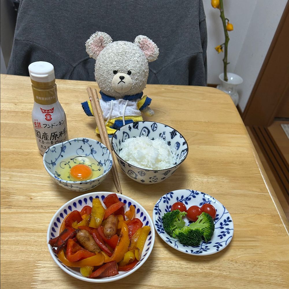 昨日ゲットした卵で、朝ごはんに卵かけご飯したの🥚
新米炊いたらツヤツヤで、すごく美味しかったんだ🍚おかずにカラフルなパプリカ炒めたやつ、甘くて美味しかった❣️
夜ごはんはね、たけのこ芋使って、けんちん汁✨
それから、レタサイでごまマヨサラダに🥬
珍しいの食べて楽しいな😆