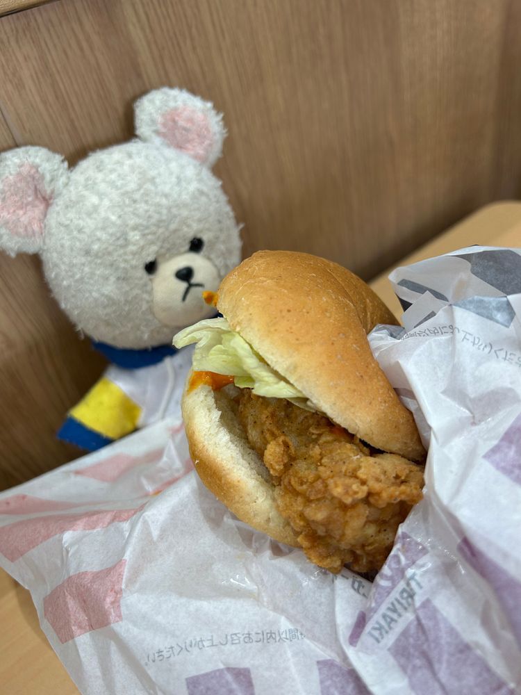 ぴーしゃんinケンタッキー🍗
今日は新作のバーガーを食べようの会なの🍔
もちろんぴーしゃんは、レッドホットの方だよ🌶️
いただきま〜す🐻‍❄️
あ〜〜ん🍔
お肉柔らかくて、ちょ〜うまい😋
これはまた来て、違う味も食べないとだ💕