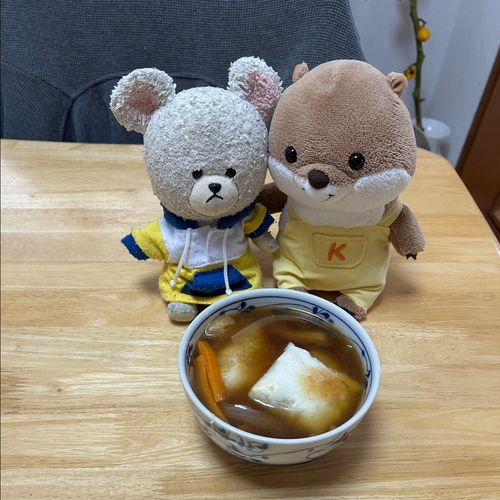 餅が切れる固さになったから、カットして楽しんだんだ〜🔪✨
まずはこっつんと仲良くお雑煮✨
２枚目
収納捜索して見つけてきたもち麦ぜんざい🫘あんこにゃんなにゃんちゃんの登場🐱
仲良く餅ぜんざいを🥣
４枚目
いただきものの日本酒としゃくし菜のしぐれ✨ぴーしゃんしゃくし菜の楽しみ🍚🥢🐻‍❄️