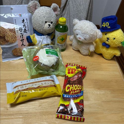 ぴーしゃんに
もこた〜ん、れもた〜んって呼ばれました。
ぴーしゃんの手にキレートレモン🍋
あっ🫢
もことしたことが、うっかり見落としていました。
この子はれもたん、れもんくまです。
帽子をかぶってオシャレです。
レモとお名前が書いてあるのでれもたんのです。
👀‼️
チョコフレークバーだ✨👀
お〜い、こふた〜ん‼️
コフとお名前が書いてあるので、こふたんのです。
よし✨運ぼう✊
よいしょ❗️こらしょ‼️