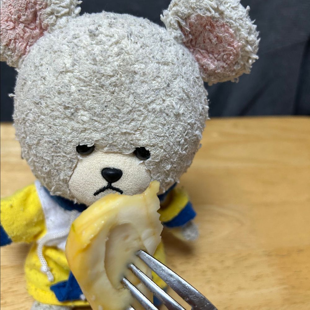 ポポーが、熟した✨
部分的にちょっといきすぎちゃったのは🙄
昨日、緊急地震速報でＭ9.9って見た時、ぴーしゃんポポー食わずじまいかと心残りになりそうだったから、早々に昨日剥いたよ🔪
けっこう甘い匂いが広がるんだよ〜南国系フルーツの様な？
森のカスタードなんて言われてる幻の果物だけど、ん〜マンゴーの親戚みたいな…
けっこう濃厚な味わいだね🥄🐻‍❄️