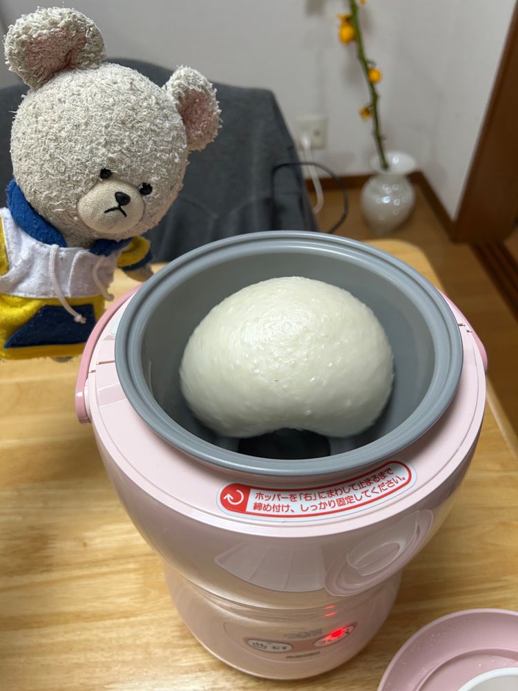 だいぶ粒がなくなってきた〜👀
２枚目、仕上がり寸前👀
餅だ〜‼️
３枚目完成👏👏
つきたて食べると思ったのに…のし餅にされちゃった😭
早くぴーしゃんに雑煮を〜🥢🐻‍❄️