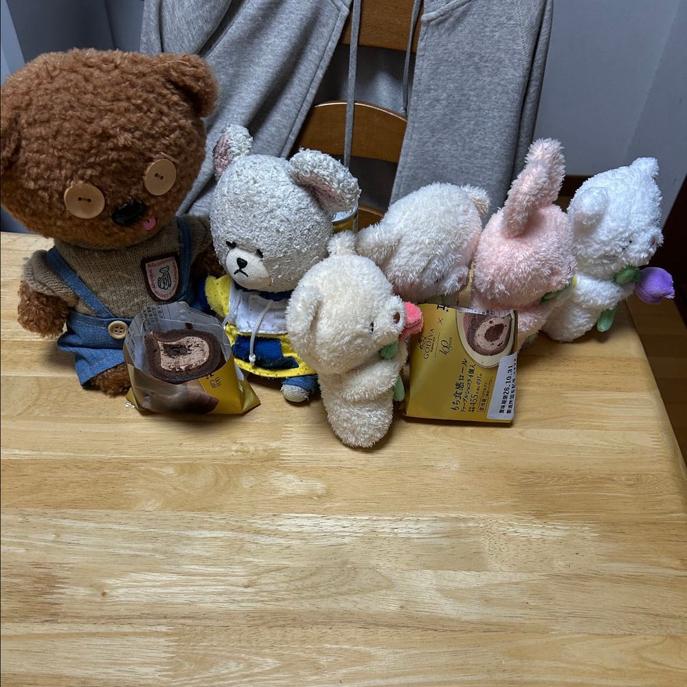 ぴーしゃんとティンちゃんがローソンでゲットした　もち食感ロールをおやつにしようとしています。
この子はもちたん、くまです🐻‍❄️
その仲良しのほわたん、ねこです🐱はなうさたん、うさぎです🐰
あのおやつには　もちとお名前が書いてるので、もちたんのです。
ぴーしゃんたちにもちをこっちにくださいといって、分けっこしました✂️
よし❗️運ぼう‼️
そ〜っと…そ〜っと💦