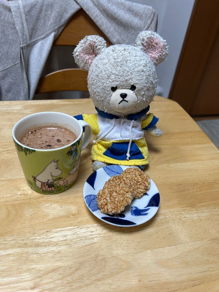 これ、ちむ太くんが前に飲んでたキットカットのだと思う✨
訳あって一回分しか残らなかったんだけど、たまには甘いものとおせんべいを🍘
セブンイレブンのもち麦おこげせん大好き😘はぁ〜❤️幸せコンビ😋
ミスドコールしたのにローソンに美味しそうなもちどーがあるからって近場で済まされた🍩パン屋さんのみたいでもちもちだったよ😋
シーズンオフなのか、もうどこにもゴーヤーチャンプルーの素があっていないから、Amazonで買ったらコレ🤣
ラップみたいなのでぐるぐるしてあるの👀‼️斬新すぎるって、お家の人笑いが止まらないんだよ🤣