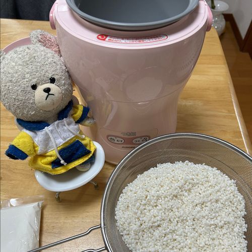 ぴーしゃんチ、この買ったもち米でお餅つくの❣️
と言っても頑張るのは、早わざ3合もちつき機😂
さて、水につけておいたもち米の水を切って、蒸す準備した機械に入れていくと〜
蓋をしてスイッチオン👆
２枚目１５分後蒸し上がったもち米👀いい匂い🥰
３枚目つくのスイッチオン👆して回り始めたもち米たち👀🎶
４枚目暴れ出したもち米集団💦
ぴーしゃん飛び出さないか心配になってる🫣