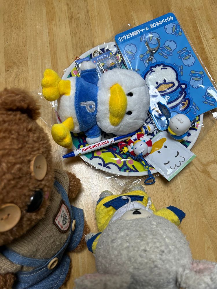 セブンイレブンのくじでゲットなの❣️ぺくちゃんは大喜び🎶
チャームのお腹押して音鳴るか確認…鳴らなくてもツンツン👆
ぴーしゃんにピンクの矢印のとこみたいに開くか確認してくれって💦
開くわけないでしょ？😱
プレートの上にぺっくるズ連れてきて、みんなで寝るって💤
大興奮したから、疲れちゃったんだね🤭
