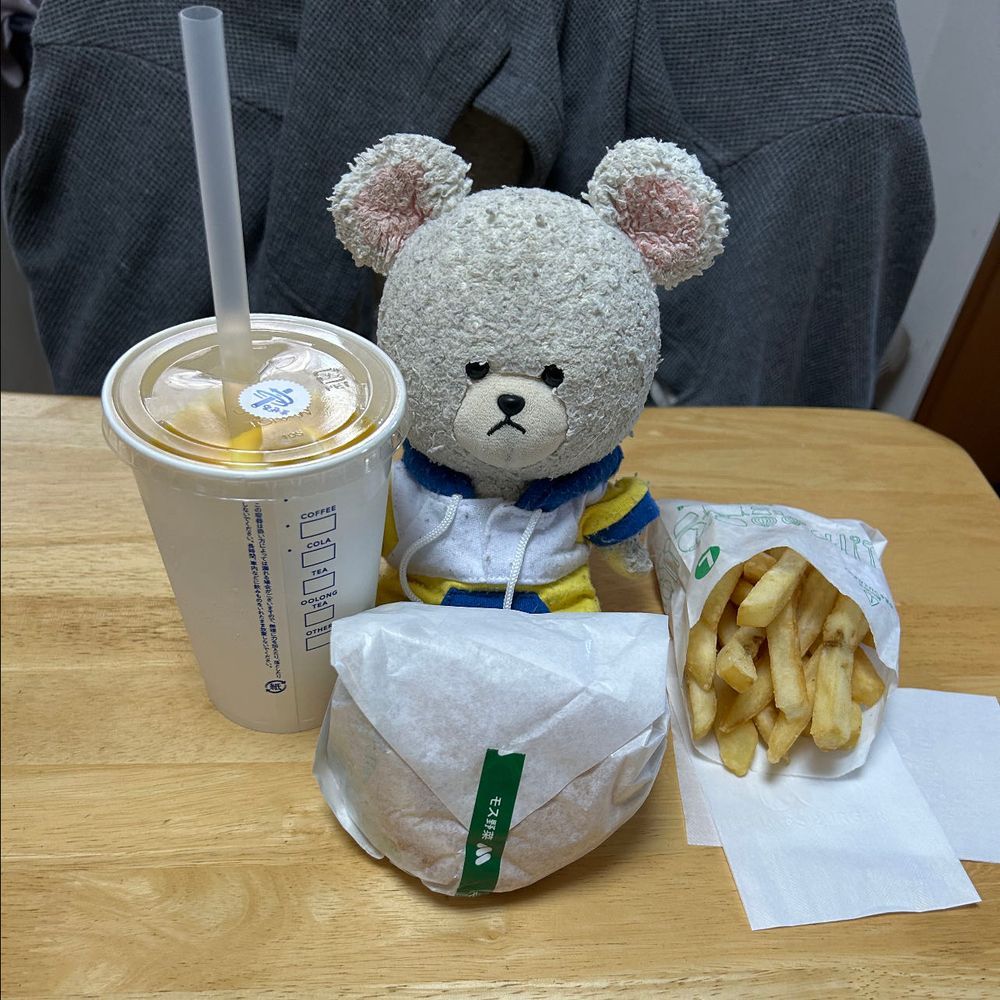 いつものＪＡにお買い物へ🚙
今日もいろいろゲットなの👛
レタサイだって🤭
レタスと白菜の真ん中なのかな？
たけのこいもの季節きた✨けんちん汁にしよう😋
ぴーしゃん、新米も、ゲットしたから、この卵で、卵かけご飯楽しむんだ🎶
２枚目
ここのＪＡで売ってるコーヒーなの☕️
モカゲイシャ✨
エチオピアを起源とする希少な品種「ゲイシャ種」を使った、モカ（エチオピア産コーヒーの総称）のこと…というちょっとご褒美的な存在👀✨
さっそく…☕️🐻‍❄️
美味しい😋細かいことはよくわからないけど、飲みやすいし、香りも👍
サボりたい日はモスだよね🍔
定番のモス野菜バーガーで大満足✨
シェイクは混ぜる芋の🍠うっとり😍