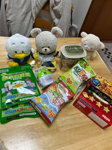 ぴーしゃんがお買い物行ってきたみたいで、ぺくちゃんとふりかけに興奮していました。
ぐうたら蜜バチ👀‼️
この子はぐうたん、土偶です。
ぐうたんの仲間のこふたん、古墳です。
もう１たっとんは　にわたん、埴輪です。
このヨーグルトはぐうたんのお名前が書いてあるので、ぐうたんのです。
よし、運ぼう✨
せーの‼️
こふたんはベジたべるに目を奪われて動きません。けれど、たっとんの誰のお名前もないので、持っていけないよ💦