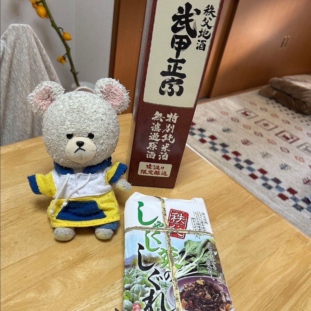 餅が切れる固さになったから、カットして楽しんだんだ〜🔪✨
まずはこっつんと仲良くお雑煮✨
２枚目
収納捜索して見つけてきたもち麦ぜんざい🫘あんこにゃんなにゃんちゃんの登場🐱
仲良く餅ぜんざいを🥣
４枚目
いただきものの日本酒としゃくし菜のしぐれ✨ぴーしゃんしゃくし菜の楽しみ🍚🥢🐻‍❄️