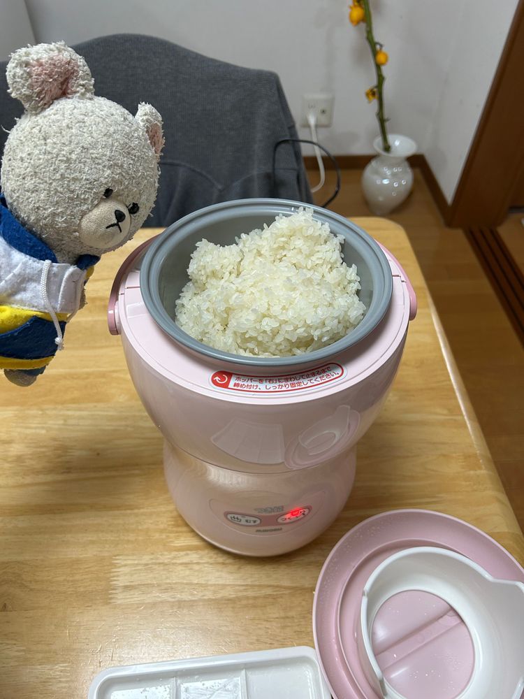 ぴーしゃんチ、この買ったもち米でお餅つくの❣️
と言っても頑張るのは、早わざ3合もちつき機😂
さて、水につけておいたもち米の水を切って、蒸す準備した機械に入れていくと〜
蓋をしてスイッチオン👆
２枚目１５分後蒸し上がったもち米👀いい匂い🥰
３枚目つくのスイッチオン👆して回り始めたもち米たち👀🎶
４枚目暴れ出したもち米集団💦
ぴーしゃん飛び出さないか心配になってる🫣