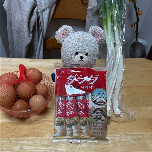 ぴーしゃんクッキング🐻‍❄️
ダシダのアサリであったかくて美味しいもの食べよう🥣✨
ネギと卵のシンプル雑炊🥚✨
朝の冷え込みがツライからあったまろ〜
３枚目はけっこう前のぴーしゃんクッキング🐻‍❄️
普通のダシダの変身はね、
鍋にいろいろぶち込んでグツグツすると、牛キムチスープ🥣これとごはんで満腹な大好きメニュー😍