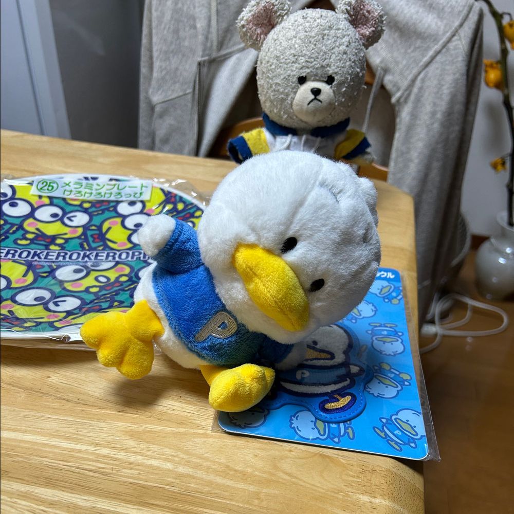 セブンイレブンのくじでゲットなの❣️ぺくちゃんは大喜び🎶
チャームのお腹押して音鳴るか確認…鳴らなくてもツンツン👆
ぴーしゃんにピンクの矢印のとこみたいに開くか確認してくれって💦
開くわけないでしょ？😱
プレートの上にぺっくるズ連れてきて、みんなで寝るって💤
大興奮したから、疲れちゃったんだね🤭