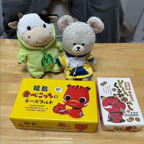 福島お土産がふたつも❣️
赤べこって聞くと、うちのべこがやってくる🤣うしこチェックも済んだし…
さて、朝焼けと共に…🍵
朝は冷えるからあったかい緑茶にしようか✨玄米茶は切らしてるし💦
ひと口サイズが１０個入り💕
大好きだから、半分くらいいいよね🤭
中身あんこ入り✨🐻‍❄️
はぁ〜いい朝だ☀️