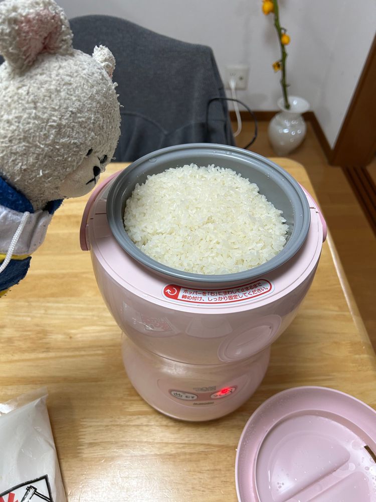 ぴーしゃんチ、この買ったもち米でお餅つくの❣️
と言っても頑張るのは、早わざ3合もちつき機😂
さて、水につけておいたもち米の水を切って、蒸す準備した機械に入れていくと〜
蓋をしてスイッチオン👆
２枚目１５分後蒸し上がったもち米👀いい匂い🥰
３枚目つくのスイッチオン👆して回り始めたもち米たち👀🎶
４枚目暴れ出したもち米集団💦
ぴーしゃん飛び出さないか心配になってる🫣