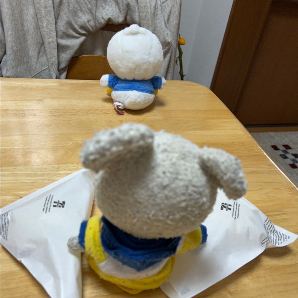なんだか、と〜っても肉まんとあんまんが欲しくて、セブンイレブンへ🐾
ぺくちゃんただいま〜✨
早く食べたくてウキウキしてるや🤭
・・・あれ？👀
ぺくちゃん…頭…
ねぇ、お家の人〜カップの上に肉まん乗せてぺくちゃんの隣に置いてみて〜💦
ハッ‼️やっぱり‼️
そっくり〜🤣
もしかして、ぺくちゃんの後ろ姿見てて気分が肉まんになったのかもね🤣
ぴーしゃん、あんまん食べようと思ったんだけど、ぺくちゃんの共食い姿から目が離せない👀💦