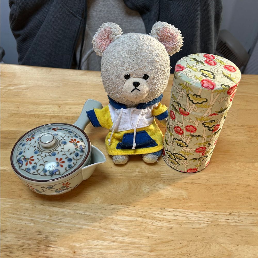 福島お土産がふたつも❣️
赤べこって聞くと、うちのべこがやってくる🤣うしこチェックも済んだし…
さて、朝焼けと共に…🍵
朝は冷えるからあったかい緑茶にしようか✨玄米茶は切らしてるし💦
ひと口サイズが１０個入り💕
大好きだから、半分くらいいいよね🤭
中身あんこ入り✨🐻‍❄️
はぁ〜いい朝だ☀️
