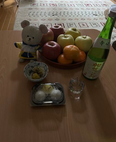 今宵は十三夜🌔
今は十五夜だけになってしまってるとこも多いけど、本当は片見月といって好ましくないって言われてるから、十五夜した子は良かったらお月様どうかな？って見上げるだけでもいいから夜空見てみるといいかもね❣️
ぴーしゃん、十三夜のためにお団子買いに亀じるしへ🚙
美味しそうな冷凍や生菓子を買ってきたの👛
今の時期限定の一粒栗の豆大福が欲しかったんだけど、午後から行ったから売り切れてた😭お店の人に言ってお写真だけでも撮らせてもらったんだ📸だから、悲しんでるぴーしゃんを合成して〜
あーあ‼️食べたかった‼️