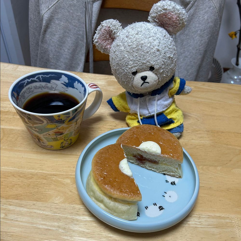 セブンイレブンでこのふわふわ食感ホットケーキパンにドはまり中なの🥞
お皿に出すと、もう見た目分厚いホットケーキだね❣️
チョキチョキ🍴
ワオ😳
中にとろ〜り甘いの入ってるよ❣️
いただきま〜す🐻‍❄️❤️