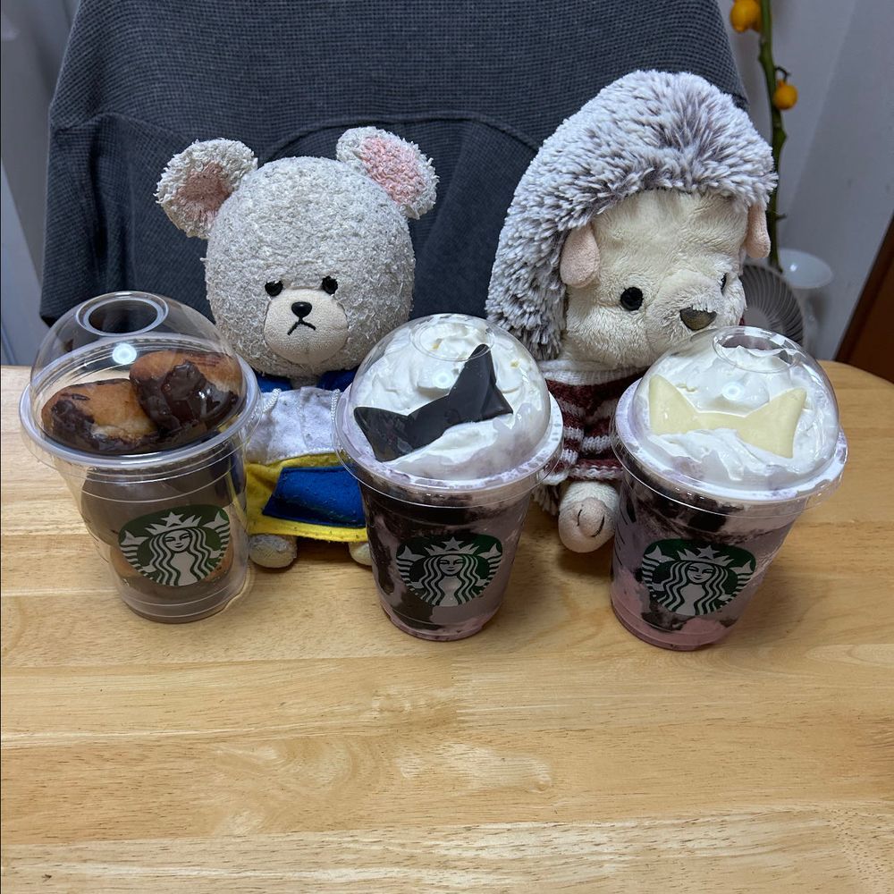 マヨネーズと粉チーズで高カロリー摂取していくよ〜🐻‍❄️
食パンにマヨネーズと粉チーズを✨
それをこんがり焼いて〜🍞
美味しい😋
昨日は念願のスタバへ🚙
家来るまでにとけたな💦💦
チョコついてるドーナツも🍩さくっと食べやすいんだね👍はりーちゃんは白耳派なのね🤭
それから、りんごをまた買ったの👛
シナノスイート🍎、秋映🍎、推しりんごのトキ🍏ハニーちゃんとどれから食べようか相談だよ🐻