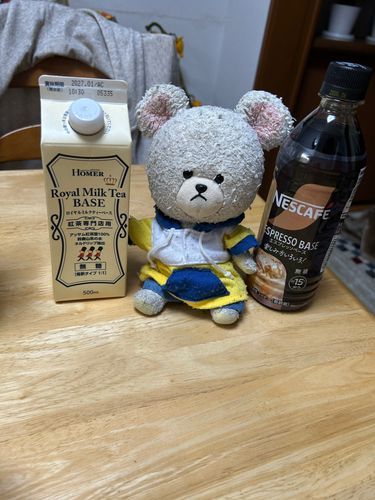 昨夜、収納に買ったのしまってたら、夏に楽しみ忘れたモノが現れたの‼️
まあ、紅茶はホットにすれば…
エスプレッソベースは冷たくしてのが良さそう🧊
このなんとも言えない暑さは、ぴーしゃんのコーヒー消費のチャンスだよね✨
氷とベースいれて〜🧊
牛乳で割ったら〜🥛
うまっ‼️
やっぱり暑いんだよ🥵
夕方、ぺくちゃんシーサーちゃん脱いでたもん💦