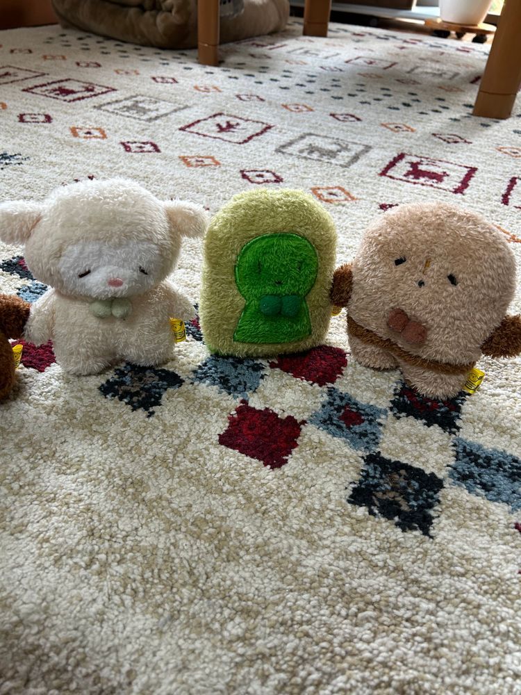 ぴーしゃんがお買い物行ってきたみたいで、ぺくちゃんとふりかけに興奮していました。
ぐうたら蜜バチ👀‼️
この子はぐうたん、土偶です。
ぐうたんの仲間のこふたん、古墳です。
もう１たっとんは　にわたん、埴輪です。
このヨーグルトはぐうたんのお名前が書いてあるので、ぐうたんのです。
よし、運ぼう✨
せーの‼️
こふたんはベジたべるに目を奪われて動きません。けれど、たっとんの誰のお名前もないので、持っていけないよ💦