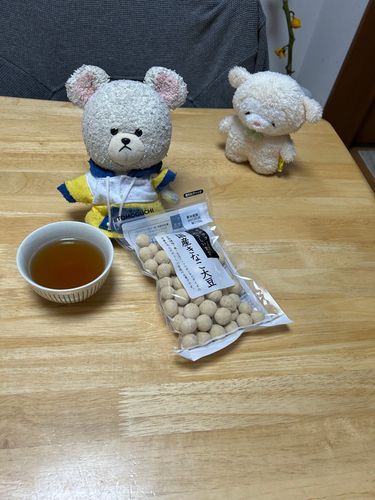 ぴーしゃんがトモグチの国産きなこ大豆を用意していました。
この子はもぐたん、もぐらです❣️
もぐたんの仲良し、ぴょんたん、かえるです🐸
ふたりはクローバー🍀をいつも持っています。おっとり屋さんのふたりといると、ほっこり幸せな気持ちになります。そして、見つめていると、とっても眠くなります🥱
寝てる場合じゃありません。
トモグチのきなこ大豆はモグってお名前が書いてあるので、もぐたんのです。
よし、運ぼう❗️
うんしょっ❗️こらしょ❗️