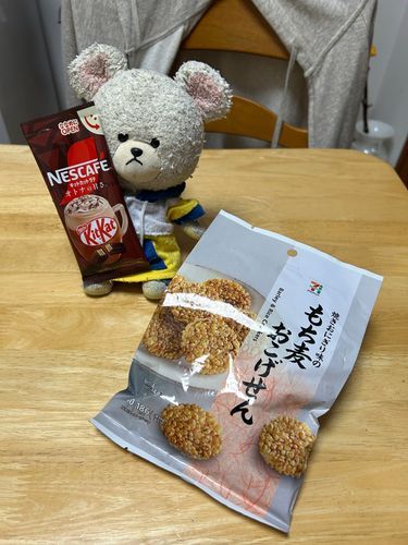 これ、ちむ太くんが前に飲んでたキットカットのだと思う✨
訳あって一回分しか残らなかったんだけど、たまには甘いものとおせんべいを🍘
セブンイレブンのもち麦おこげせん大好き😘はぁ〜❤️幸せコンビ😋
ミスドコールしたのにローソンに美味しそうなもちどーがあるからって近場で済まされた🍩パン屋さんのみたいでもちもちだったよ😋
シーズンオフなのか、もうどこにもゴーヤーチャンプルーの素が売っていないから、Amazonで買ったらコレ🤣
ラップみたいなのでぐるぐるしてあるの👀‼️斬新すぎるって、お家の人笑いが止まらないんだよ🤣