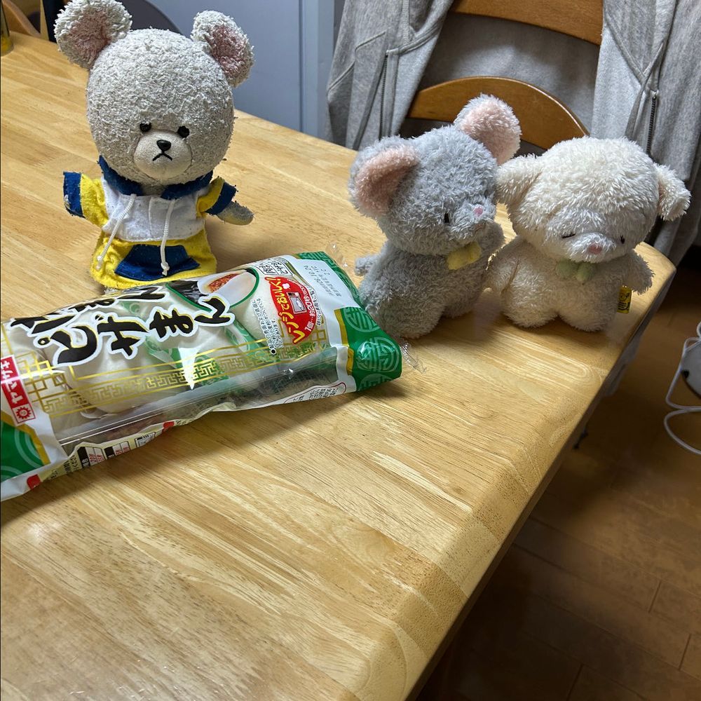 ぴーしゃんが中華まんと言うので、もこはちゅうたんと、ぴーしゃんのトコヘ行きました。この子はちゅうたん、ねずみです🐭感動屋のびっくり家です。どこを探してもちゅうと書いてないので、仕方なく帰ることにしました。そしたら、ぴーしゃんがふたりとも待ってて、チンしてもらうからと、声をかけてくれました。
もことちゅうたんが待っていると、ほかほかに蒸された肉まんがやってきました。
半分こしてくれると、いい匂いがして、パクッと食べるとふわふわでした。あったか美味しくて、ちゅうたんは感動してました🐭
ぴーしゃんアリガト🐏🐭