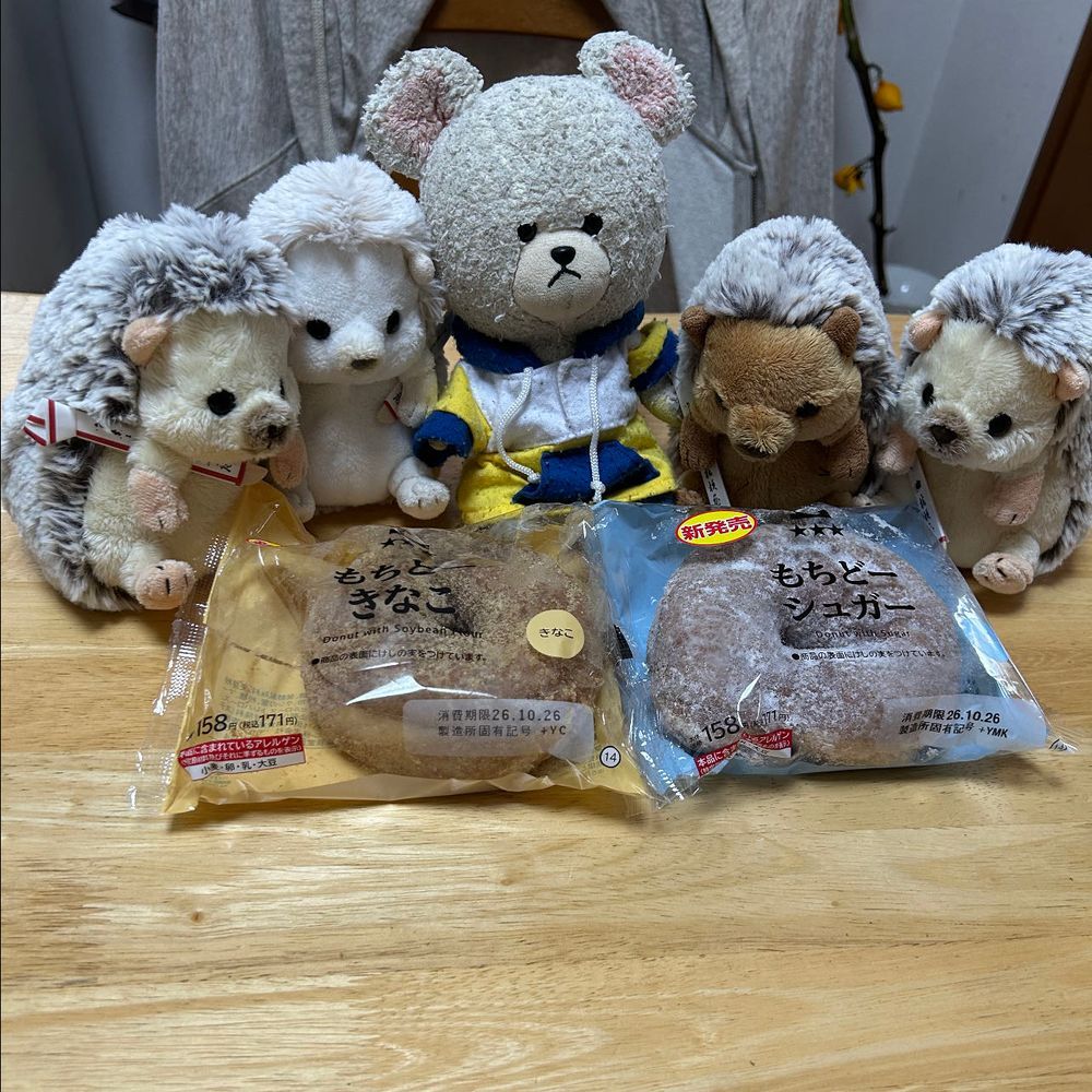 これ、ちむ太くんが前に飲んでたキットカットのだと思う✨
訳あって一回分しか残らなかったんだけど、たまには甘いものとおせんべいを🍘
セブンイレブンのもち麦おこげせん大好き😘はぁ〜❤️幸せコンビ😋
ミスドコールしたのにローソンに美味しそうなもちどーがあるからって近場で済まされた🍩パン屋さんのみたいでもちもちだったよ😋
シーズンオフなのか、もうどこにもゴーヤーチャンプルーの素があっていないから、Amazonで買ったらコレ🤣
ラップみたいなのでぐるぐるしてあるの👀‼️斬新すぎるって、お家の人笑いが止まらないんだよ🤣